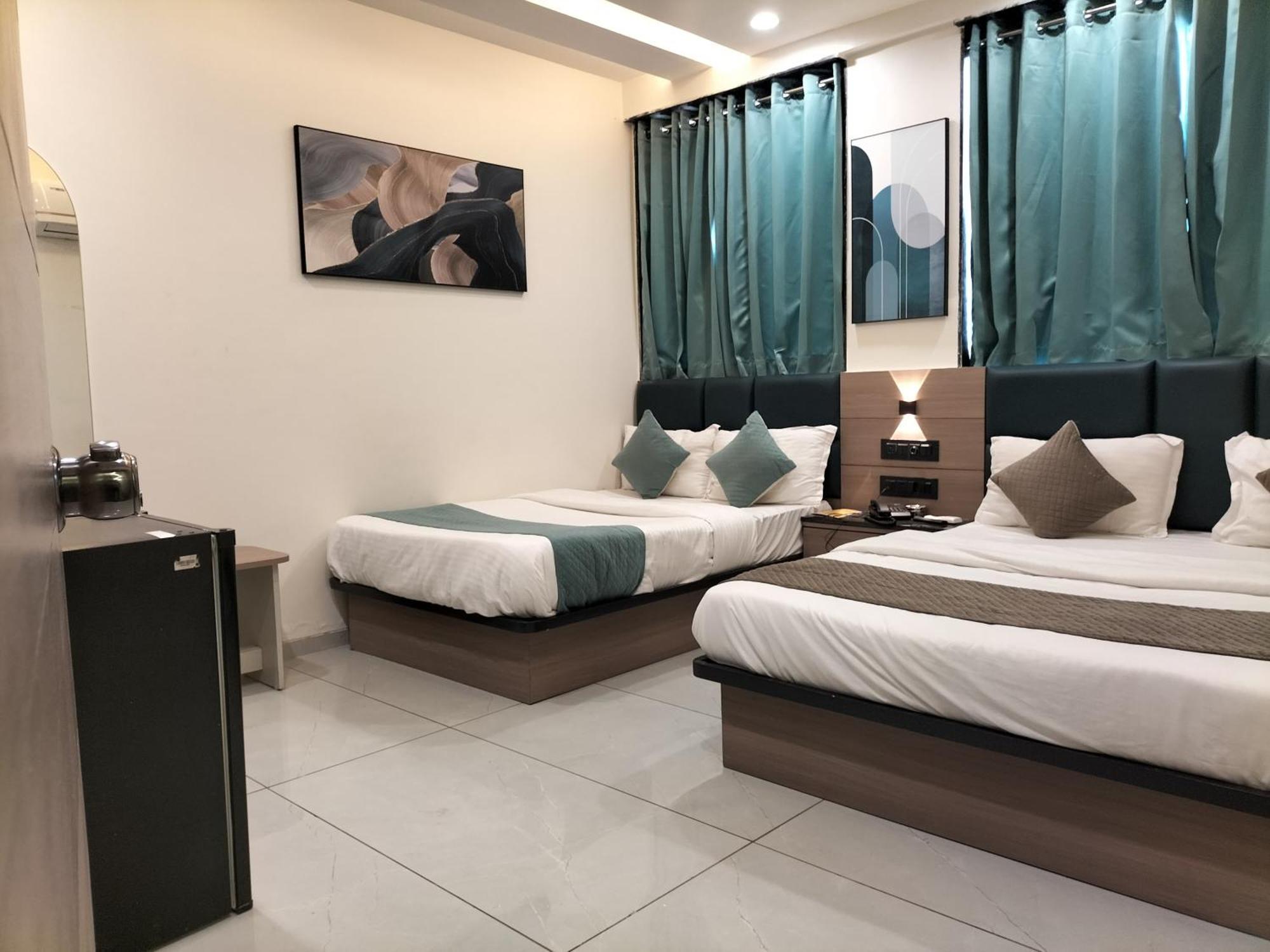 Hotel Paris Plaza Ahmedabad Exterior photo