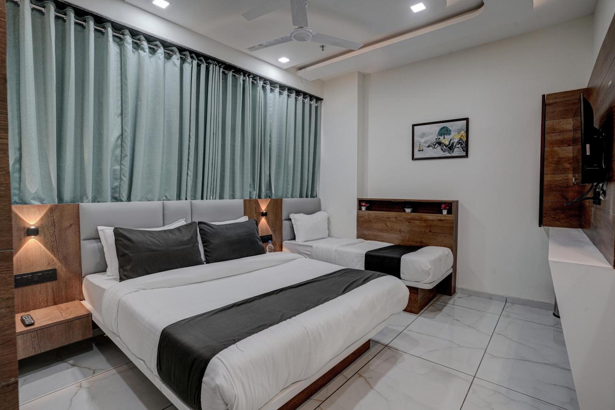 Hotel Paris Plaza Ahmedabad Exterior photo