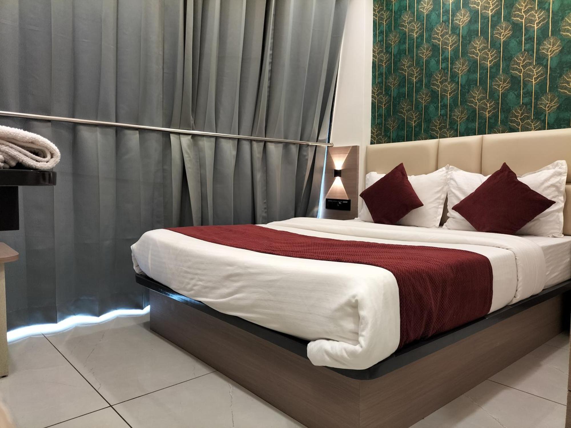 Hotel Paris Plaza Ahmedabad Exterior photo