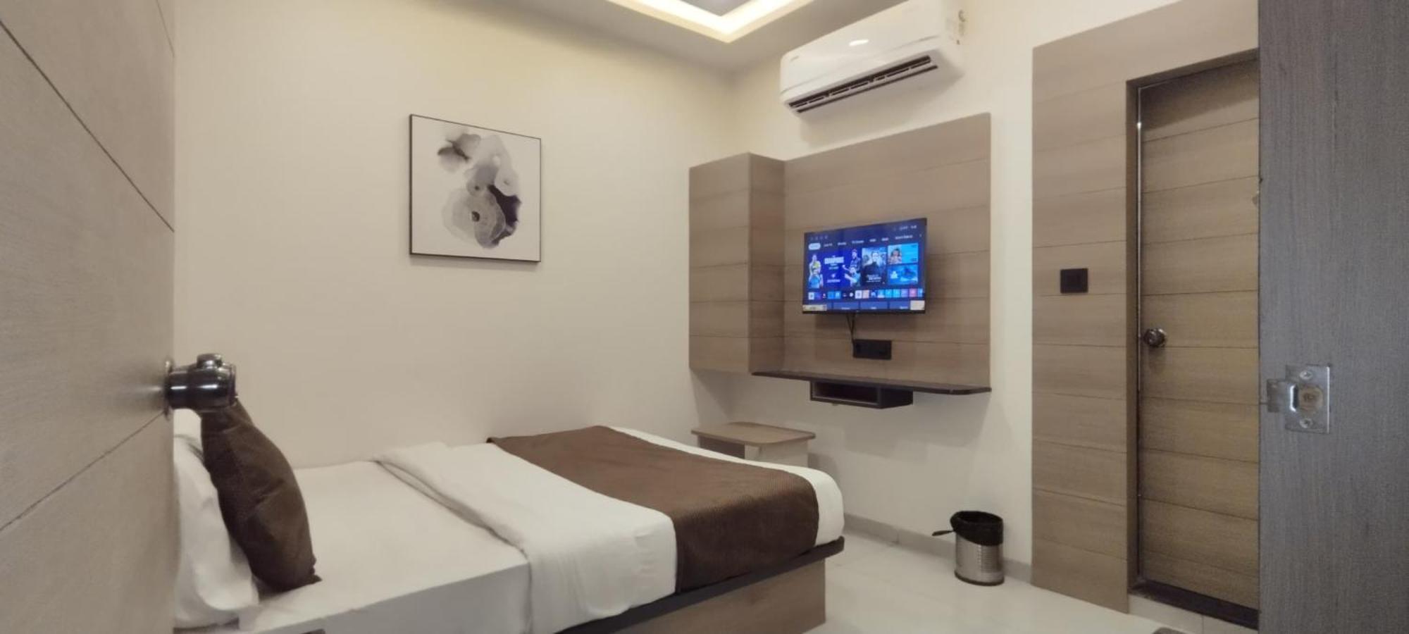 Hotel Paris Plaza Ahmedabad Exterior photo